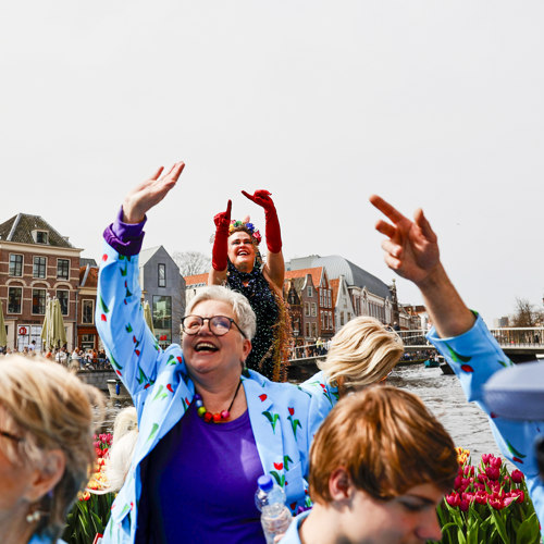 Veenmeermin deelt tulpen uit