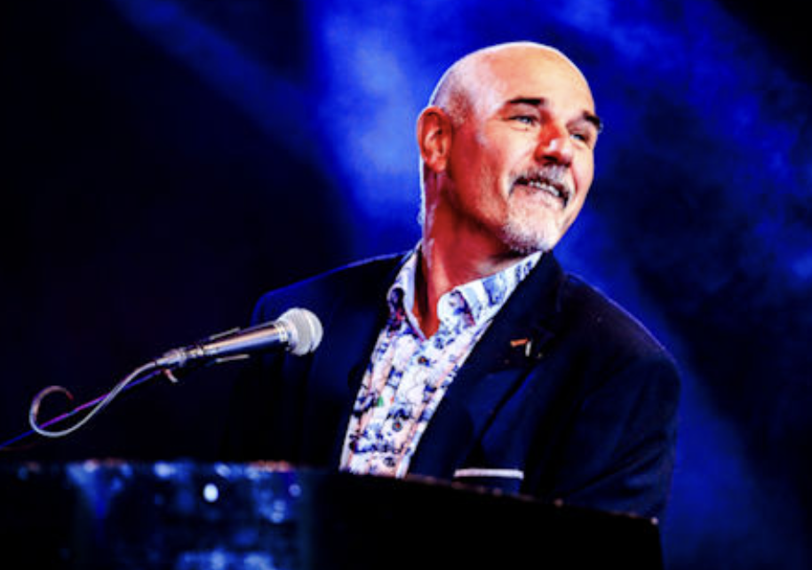 Alexander Broussard bij Dorpskerk Woubrugge