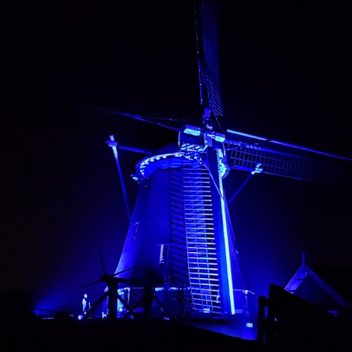 Molennacht: verlichte bakens in het landschap