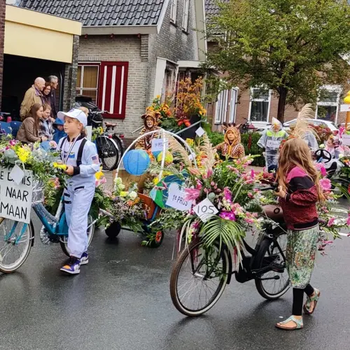 Jeugdbloemencorso Roelofarendsveen
