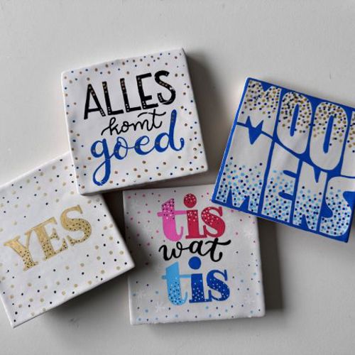 Handletteren 'Maak je eigen poëzie-tegeltje' in Leimuiden