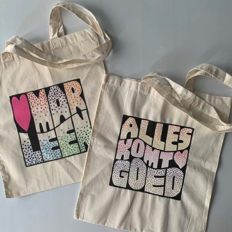 Handletteren op een tas