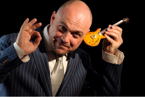 Jos van Beest ontvangt Wolf Martini